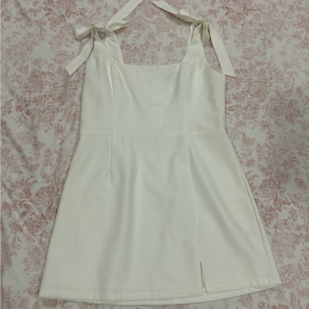Elegant White Sleeveless Dress with Bow Straps